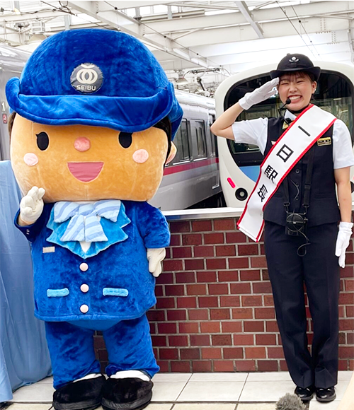 一日駅長を務める樋口新葉